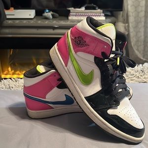 Jordan 1 Mid
White Black Cyber Pink